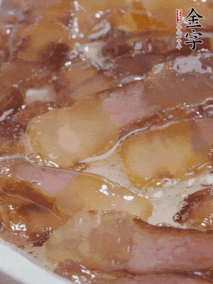 油5成熱，醬油肉煸香。