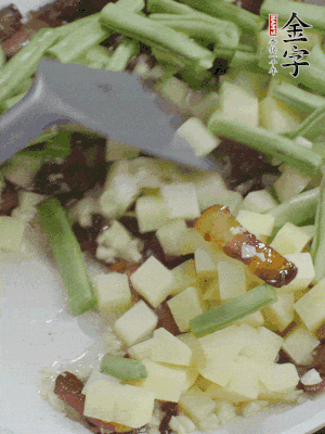 下蒜末、豆角、土豆塊翻炒。
