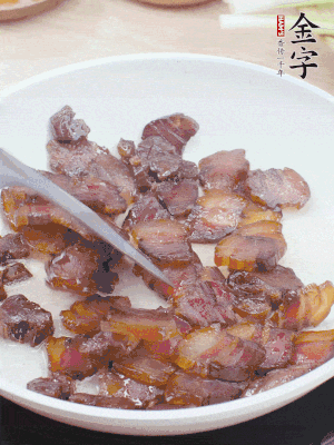 熱鍋少油，醬油肉煸出油脂，盛出。