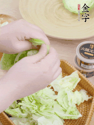 卷心菜掰成小片。
