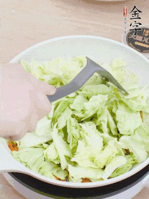 下卷心菜翻炒。