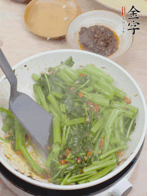 下空心菜炒軟。