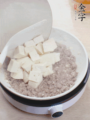 蓋蓋燉煮20分鐘后，加腐皮，撒一點(diǎn)枸杞。