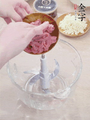 牛肉攪成牛肉泥。