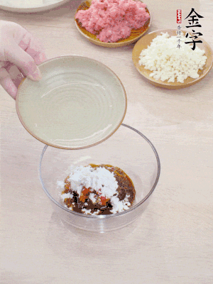 調(diào)料汁：金字火腿干貝醬2勺、剁椒1/2勺、生抽1/2勺、淀粉2勺、清水半碗。