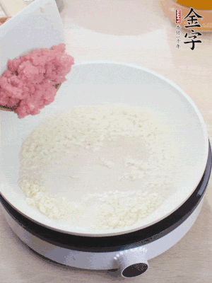 鍋內(nèi)熱油，蒜泥、牛肉泥炒至酥香。
