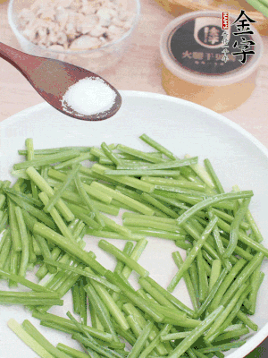 起鍋熱油，下韭菜苔炒至變色。加少許鹽。