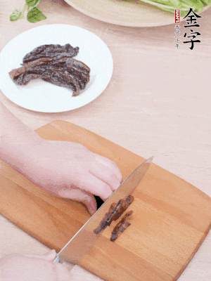 金字醬油肉下鍋煮10分鐘，切薄片。