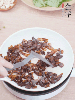 起鍋熱油，煸香醬油肉，撥拉到一邊。