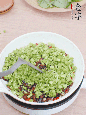 下菜梗翻炒，混合醬油肉。