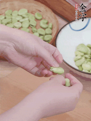 蠶豆剝殼，去掉豆衣，切碎。