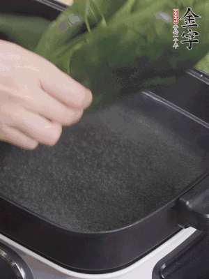 粽葉入沸水煮1分鐘，翻面再煮1分鐘，清洗干凈加水浸泡。