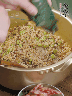 再附一張粽子，一齊向后折疊，線繩捆綁。