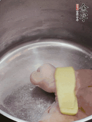 撈出洗凈后，加蔥姜、黃酒二遍焯水。
