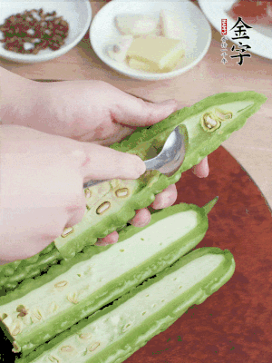 苦瓜去籽切薄片，一點(diǎn)鹽拌勻，10分鐘后沖洗控干。香蔥切蔥花、姜切末、蒜拍碎、干辣椒切圈。