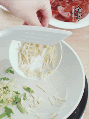 油4成熱，下蔥姜蒜、干辣椒、花椒煸出香味。