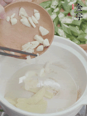 砂煲熱油，姜蒜、辣椒煸香。