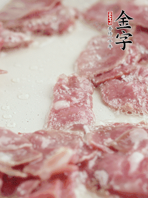 炒鍋熱油，下培根火腿煸炒。