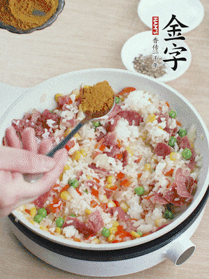 1勺咖喱粉、1/2勺鹽，少許黑胡椒碎炒均。