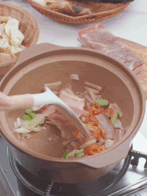 砂鍋中倒入油，放入姜片、蔥段、咸肉、海米炒出香味。