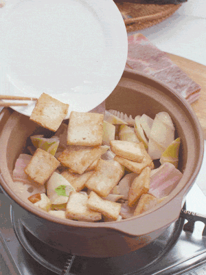依次下春筍、豆腐，開(kāi)水沒(méi)過(guò)食材。