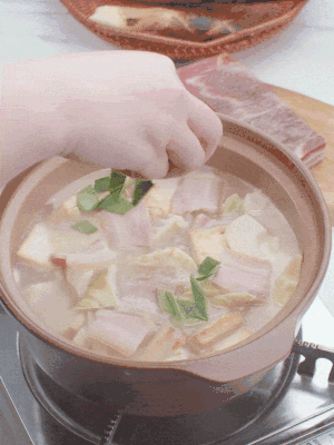 一小撮鹽、糖、雞精調(diào)味，最后撒點(diǎn)蒜葉點(diǎn)綴。