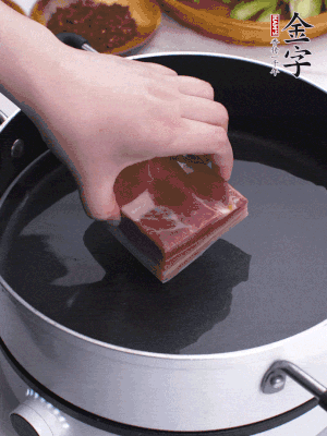 金字淡咸肉冷水入鍋煮15分鐘。