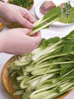 小青菜掰成一片片。