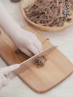 干茶樹菇浸泡過夜，去老根焯水，擠干水份。