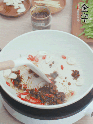 熱鍋涼油，姜蒜、辣椒、金字火腿xo醬炒香。