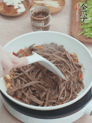 下茶樹菇煸炒4分鐘。