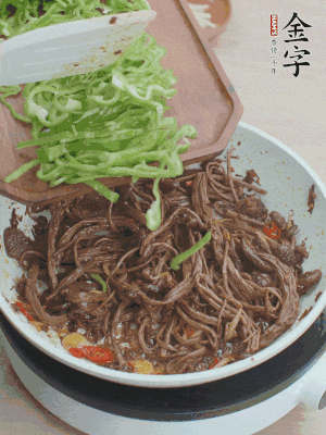 水分煸干，下青椒絲快炒1分鐘。
