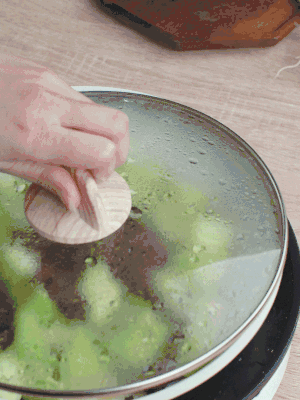 西葫蘆略出水時，加一小撮鹽調(diào)味。
