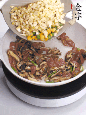鍋里熱油，爆香蔥白，下香腸片炒至微微出油，加時蔬粒、香菇粒、春筍粒翻炒均勻。