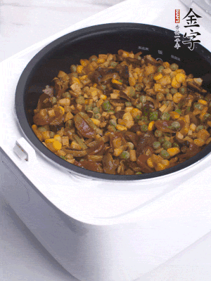 電飯煲按煮飯鍵，出鍋撒蔥花。