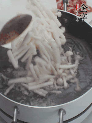 白玉菇改刀焯水30秒。