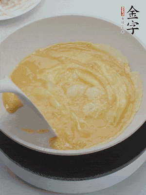 2個(gè)雞蛋炒散。
