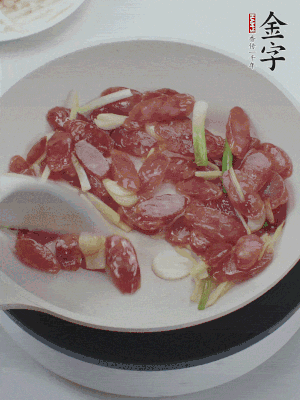 熱鍋爆香姜蒜片，下香腸炒出香味。