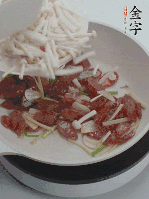 放白玉菇、青紅辣椒、雞蛋。
