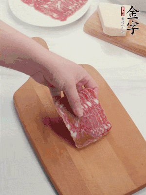 金字培根火腿改刀切小片；白洋蔥切??；新鮮豌豆剝殼。