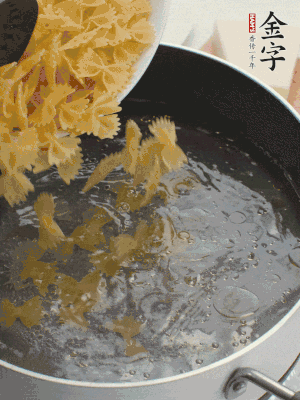蝴蝶面加橄欖油煮熟；豌豆焯水30秒。