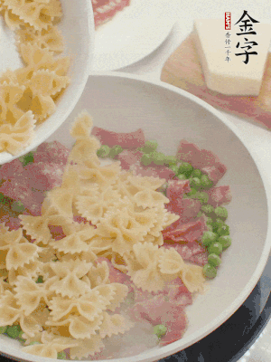 1小勺鹽調(diào)味，混合一起燉煮一下。