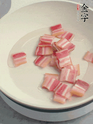 鍋中少許油，金字淡咸肉煸香。