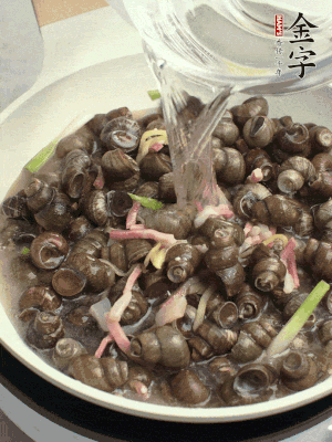 倒處理干凈的螺螄翻炒，加3勺料酒。加清水蓋過螺螄，中火蓋蓋煮5分鐘。
