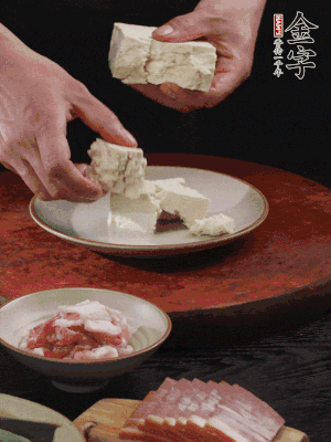 一塊老豆腐掰成大塊。