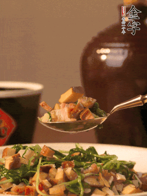 出鍋前嘗味，味淡加點(diǎn)鹽。