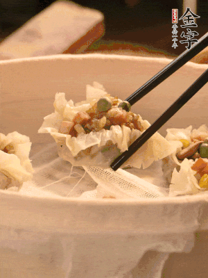 包好的燒賣放在蒸籠上，水開后蒸8分鐘左右。