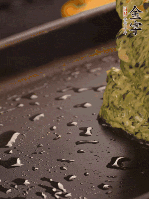 熱鍋擦一下油，下面糊攤平。