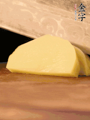 土豆去皮切丁。水開(kāi)后，放入鍋中煮2-3分鐘，撈出瀝干水分。