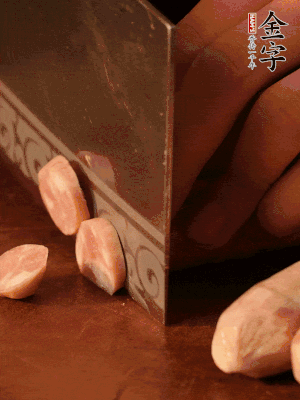 金字烤腸切圓片。
